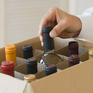 Weinflaschen in Karton